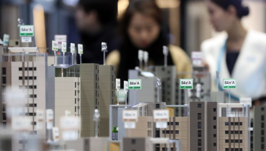 수도권 새 아파트 인기가 날이 갈수록 높아지고 있다. 사진은 서울의 한 분양단지 모델하우스의 모습. <연합뉴스>